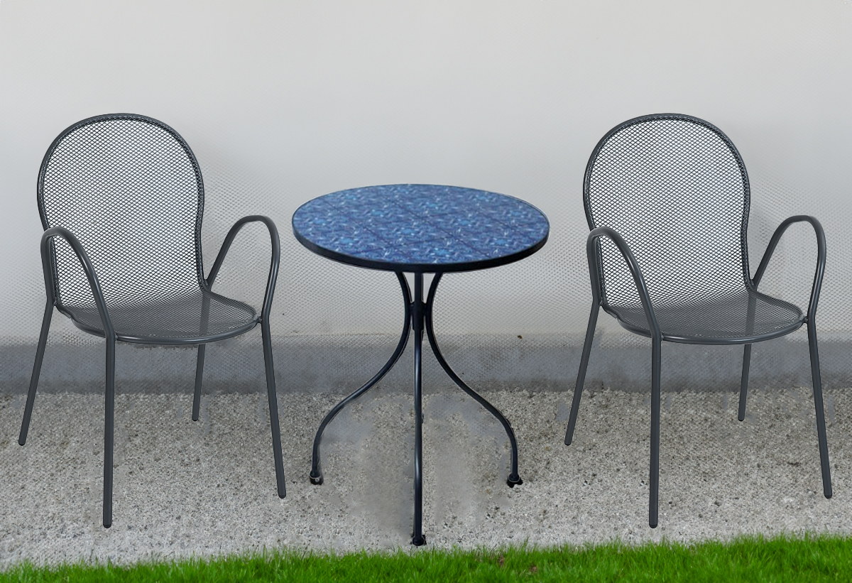 Απεικονίζεται το σετ σε εναν κήπο.